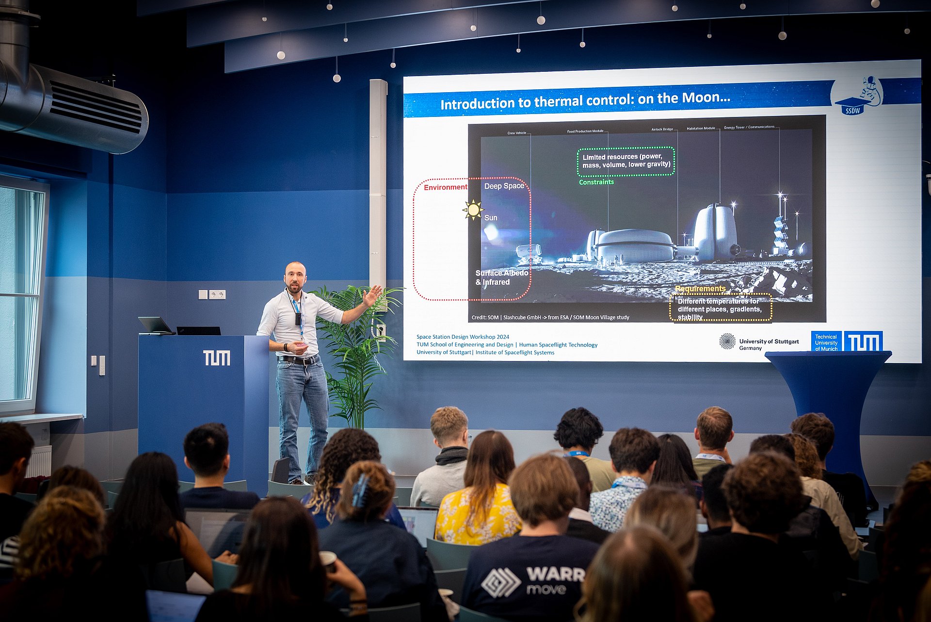 Experte hält einen Vortrag über die Temperaturen auf dem Mond