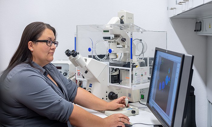 Dr. Sabrina Schreiner in ihrem Labor am Institut für Virologie am Helmholtz-Zentrum München. 