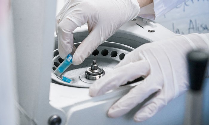 Eine Zentrifuge in einem Labor