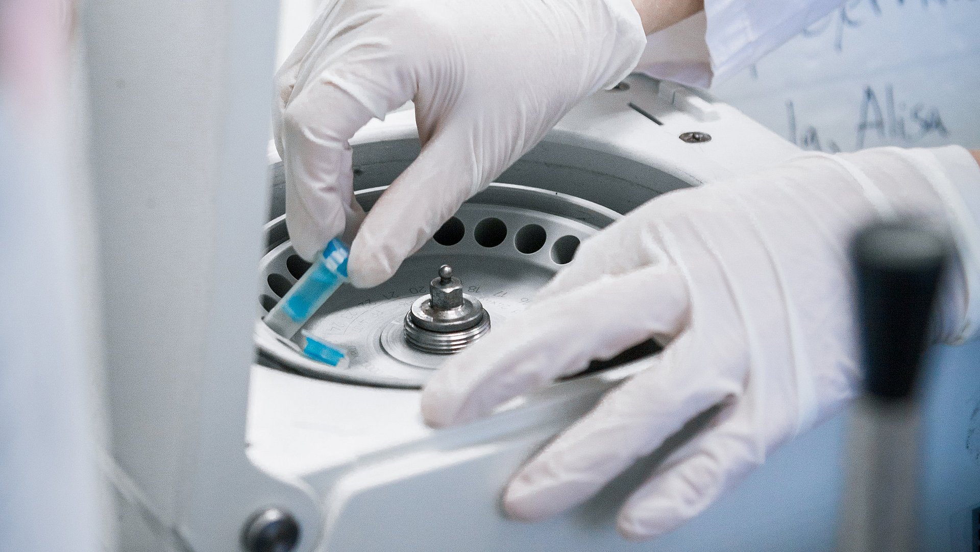 Eine Zentrifuge in einem Labor