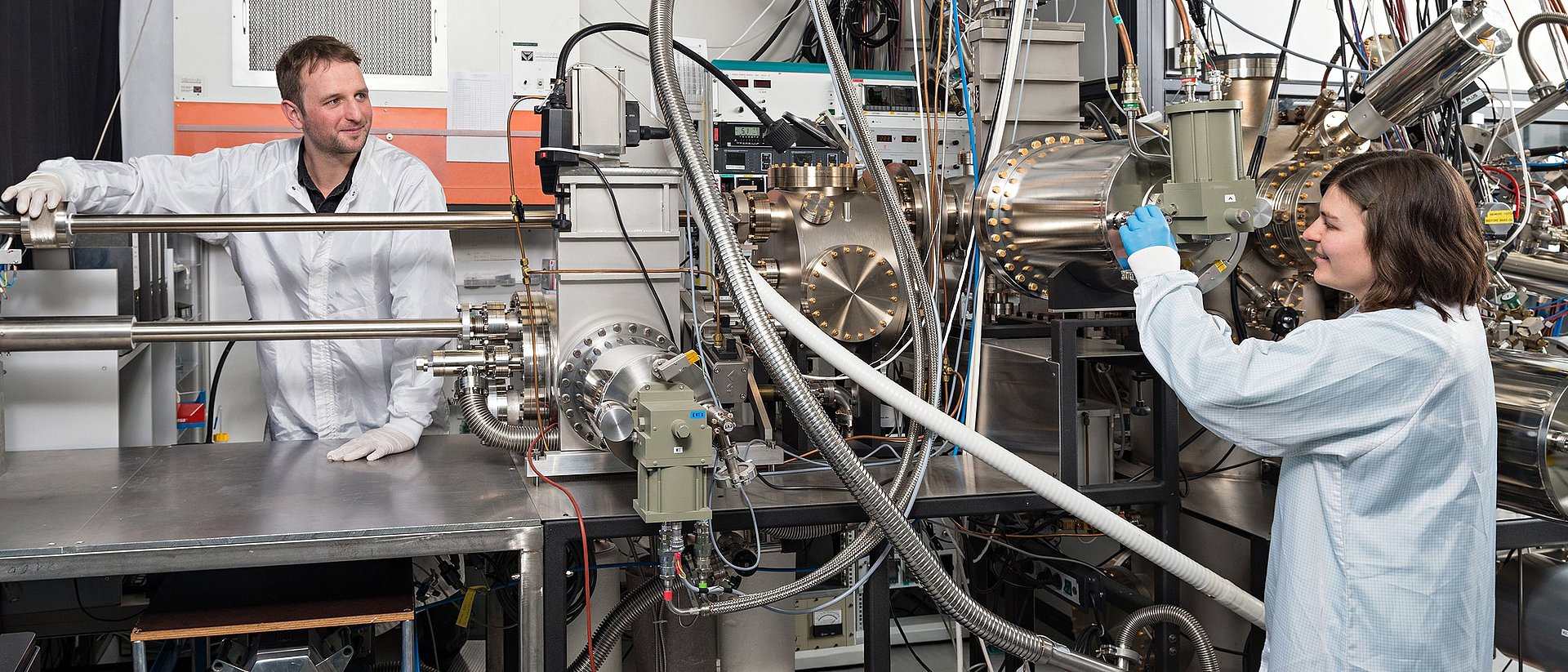 Forscherin und Forscher in einem Physik-Labor der TUM.