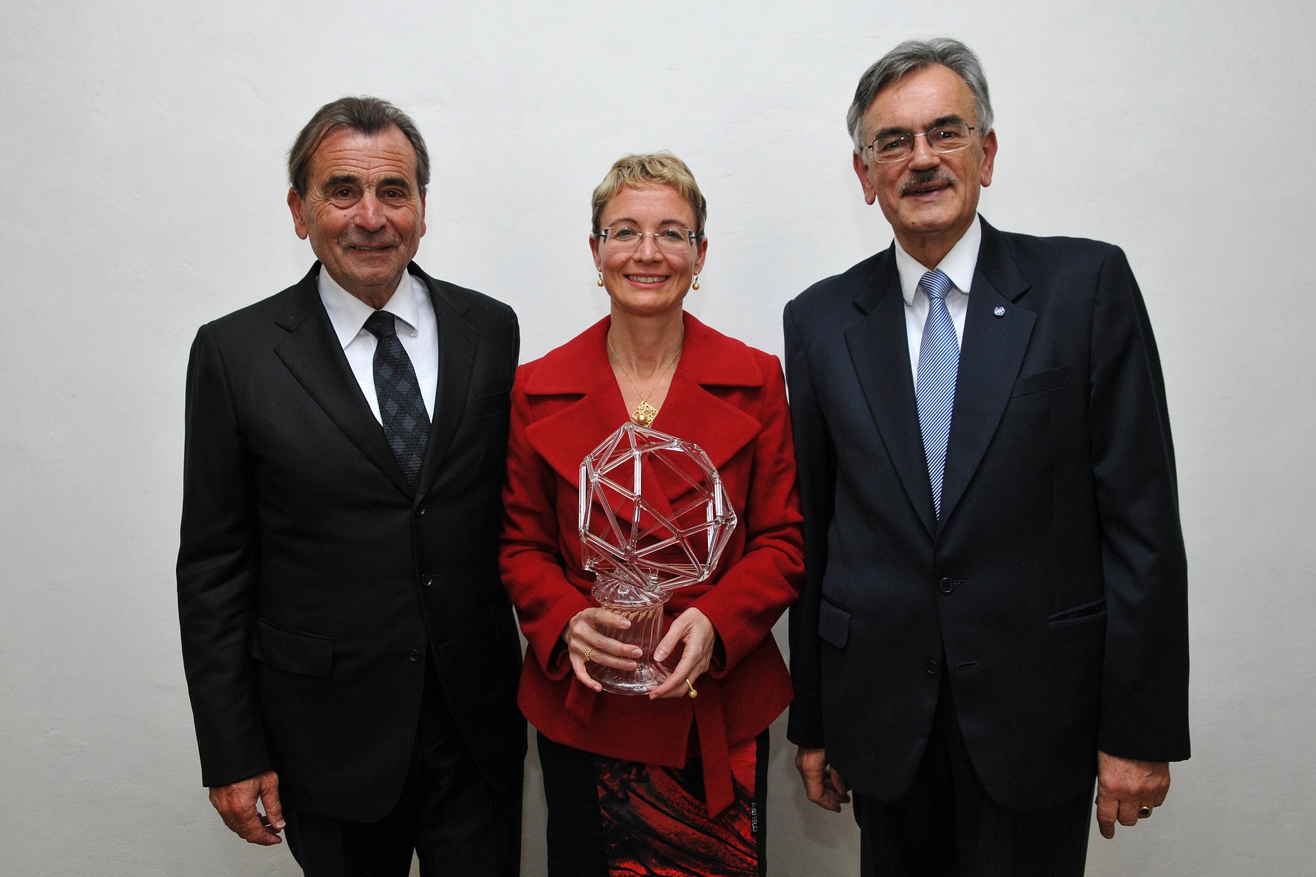 [Translate to en:] Preisträgerin Prof. Angela Casini mit Hans Steindl, Bürgermeister der Stadt Burghausen und Ehrensenator der TUM (links), und TUM-Präsident Wolfgang A. Herrmann. (Bild: Anton Mack)
