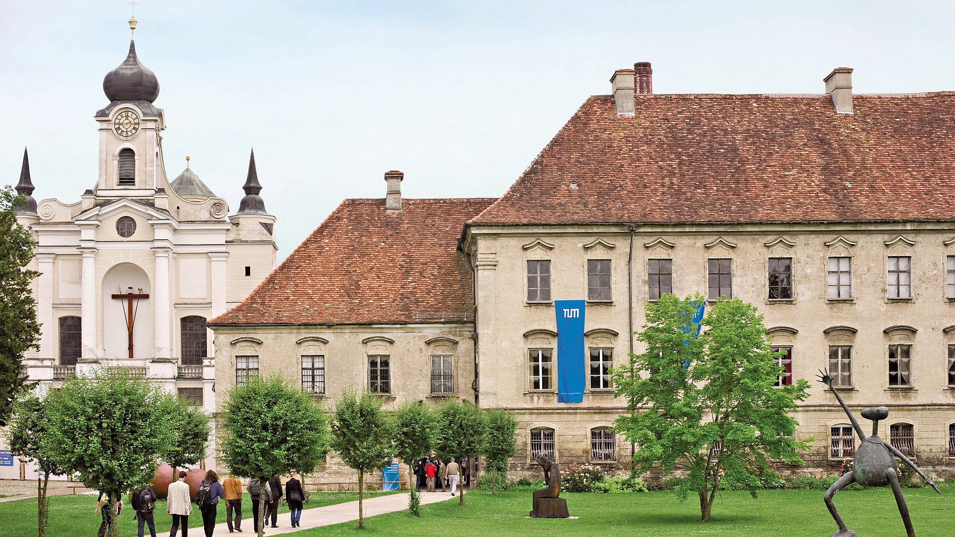 Das Gebäudeensemble des Akademiezentrums und der angrenzenden Klosterkirche.