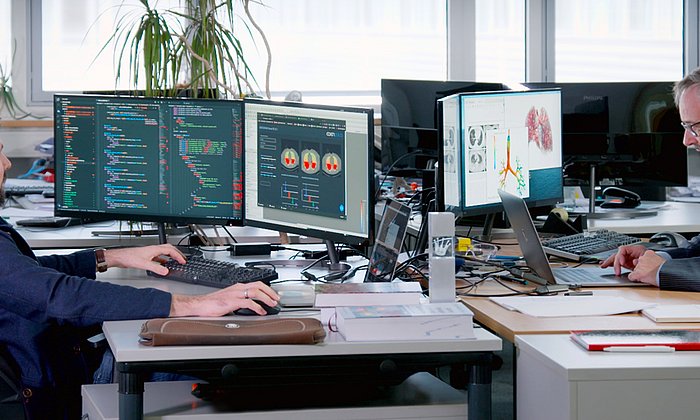 Prof. Wall (r) und Dr. Biehler arbeiten an der Verfeinerung ihres digitalen Lungenmodells.