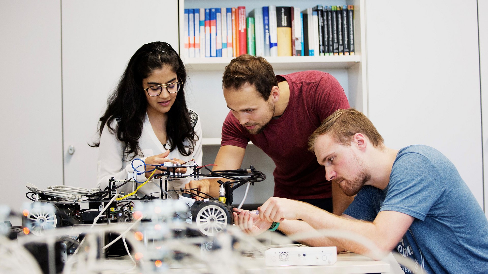 Forschende arbeiten in einem Labor.