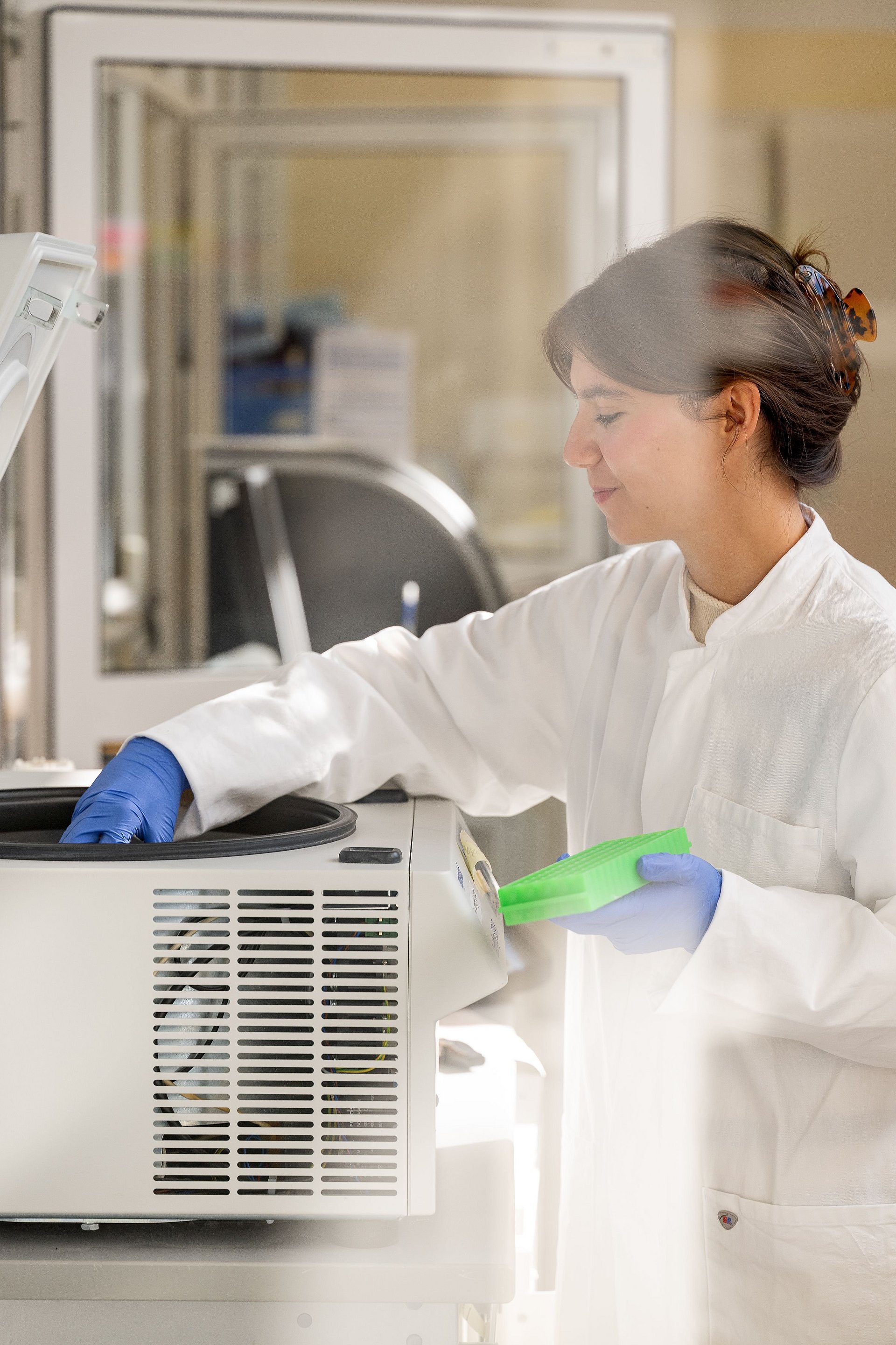 Studentin führt wissenschaftliche Experimente durch