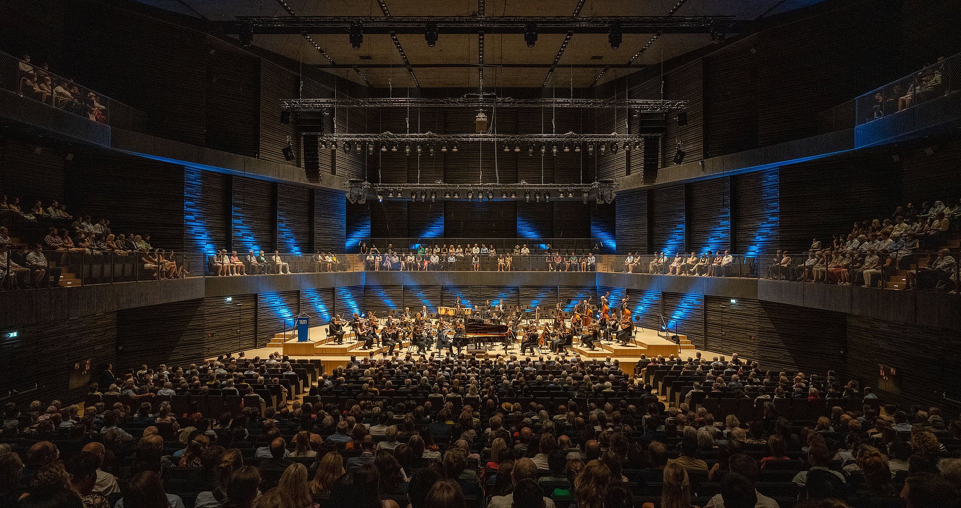 Festlich beleuchtete Bühne der Isarphilharmonie während eines TUM Konzert mit SEM-Orchester