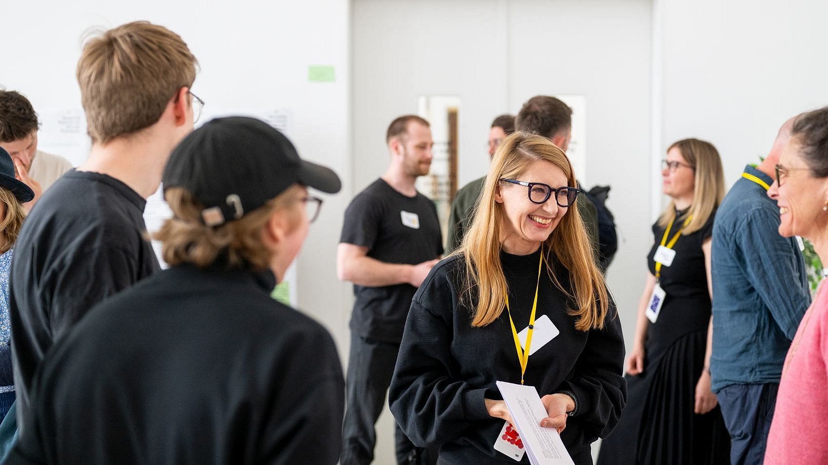 Prof. Annette Diefenthaler (Mitte) mit ihren Studierenden bei der Veranstaltung „Creative Collisions” im Munich Design Institute.