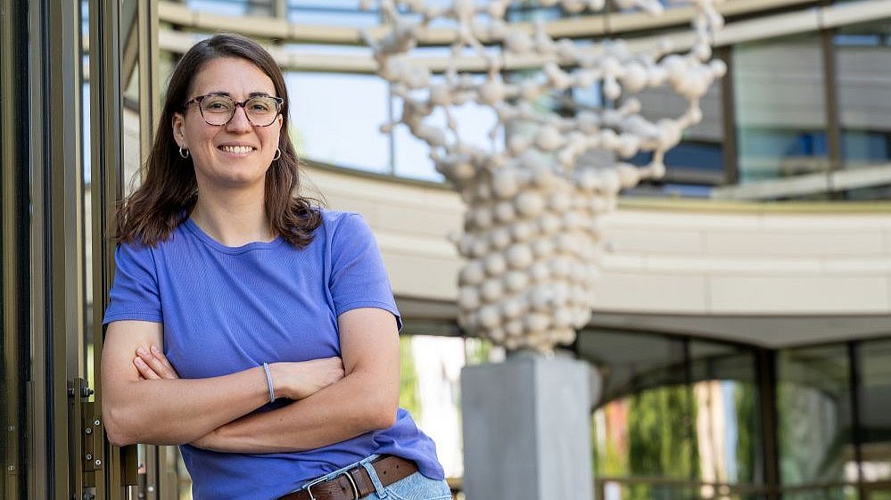 PhD Studentin Vasiliki Sideri-Lampretsa vor dem TranslaTUM.