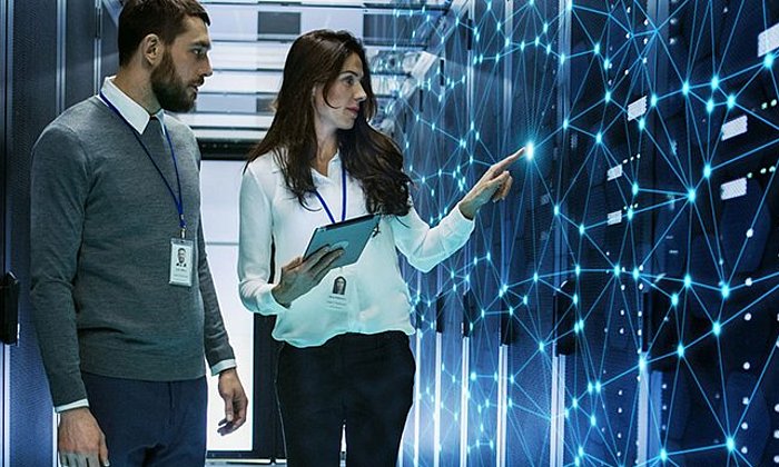 In der Munich School of Data Science finden Doktorandinnen und Doktoranden ein auf sie zugeschnittenes Kursangebot. (Foto: iStockphoto/gorodenkoff)