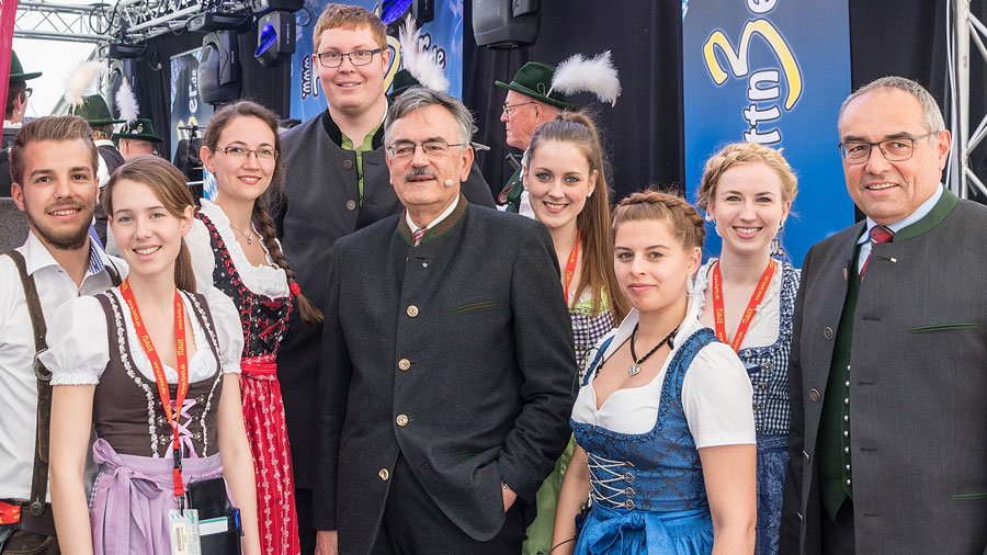 Präsident Wolfgang A. Herrmann und Kanzler Albert Berger mit Studierenden auf dem "maiTUM" 2017.