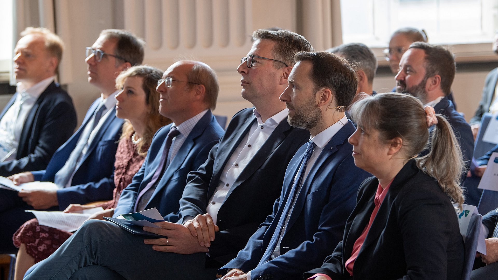 Die Gründungsdirektor:innen Prof. Günnemann und Prof. Kutyniok mit Wissenschaftsminister Markus Blume