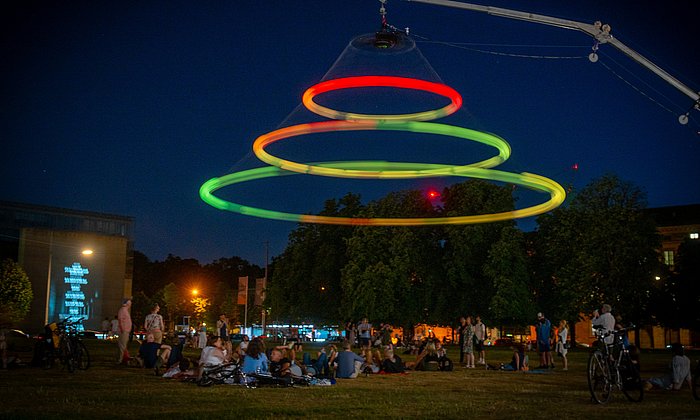 Beim Kunstarealfest 2025 ist die Licht- und Klanginstallation "Sonic Revolutions / Heaven's Caroussel" des Künstlers Tim Otto Roth vor der Alten Pinakothek zu sehen. Die Installation ist in Kooperation des TUM Center for Culture and Arts und der Professur für Audio-Signalverarbeitung an der TUM (Prof. Seeber) entstanden.