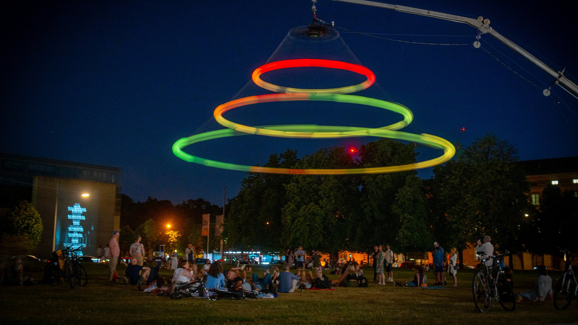 Beim Kunstarealfest 2025 ist die Licht- und Klanginstallation "Sonic Revolutions / Heaven's Caroussel" des Künstlers Tim Otto Roth vor der Alten Pinakothek zu sehen. Die Installation ist in Kooperation des TUM Center for Culture and Arts und der Professur für Audio-Signalverarbeitung an der TUM (Prof. Seeber) entstanden.