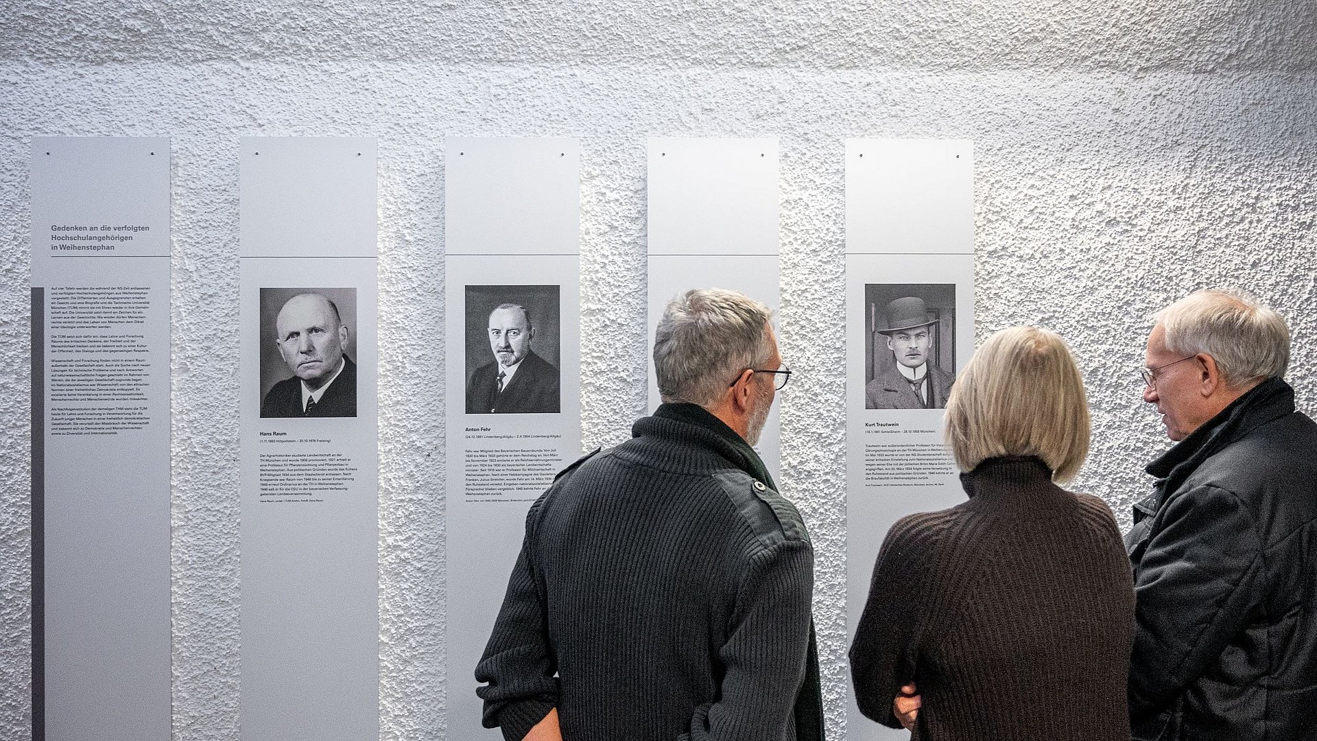 Gäste der Eröffnung in Betrachtung der Informationstafeln