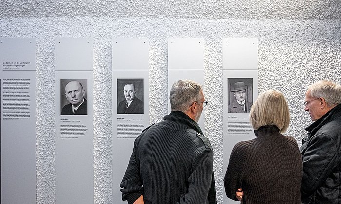 Gäste der Eröffnung in Betrachtung der Informationstafeln