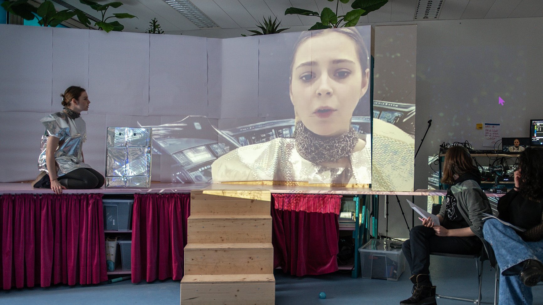 On stage: students creating a new civilization as part of the project week "Hitchhiking through the galaxy"