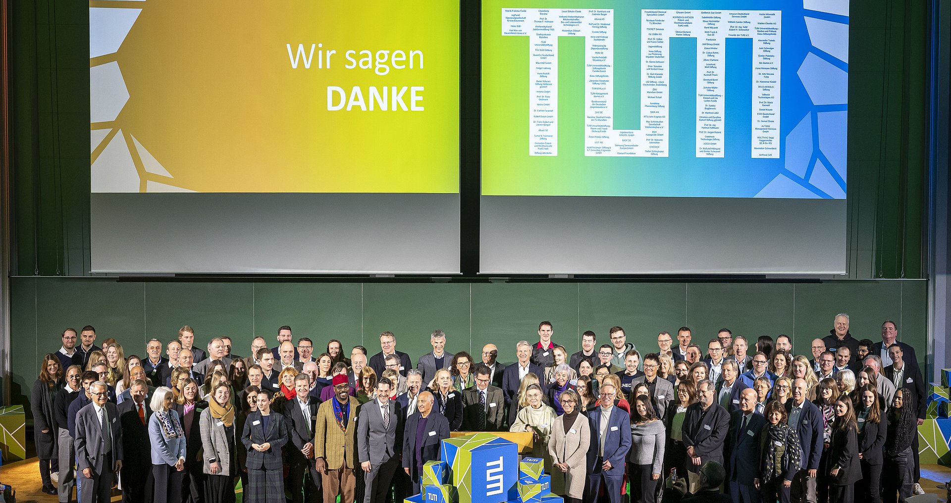 Group photo with all sponsors of the Deutschlandstipendium at the ceremony