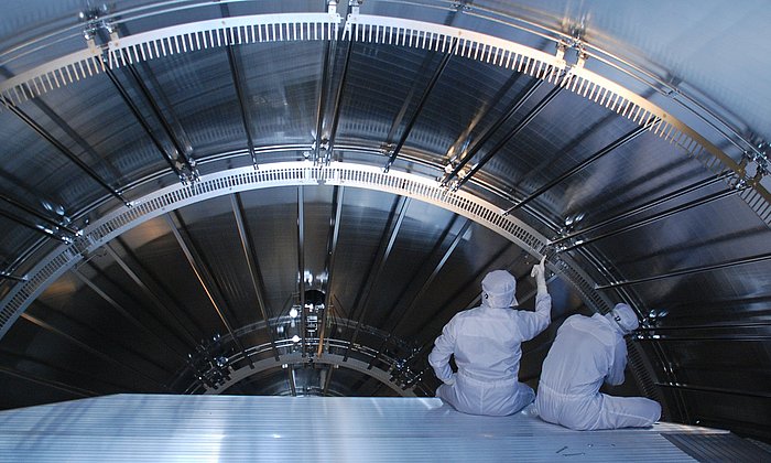 Einbau von Elektroden in das Hauptspektrometer des KATRIN-Experiments