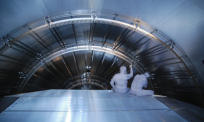 Einbau von Elektroden in das Hauptspektrometer des KATRIN-Experiments