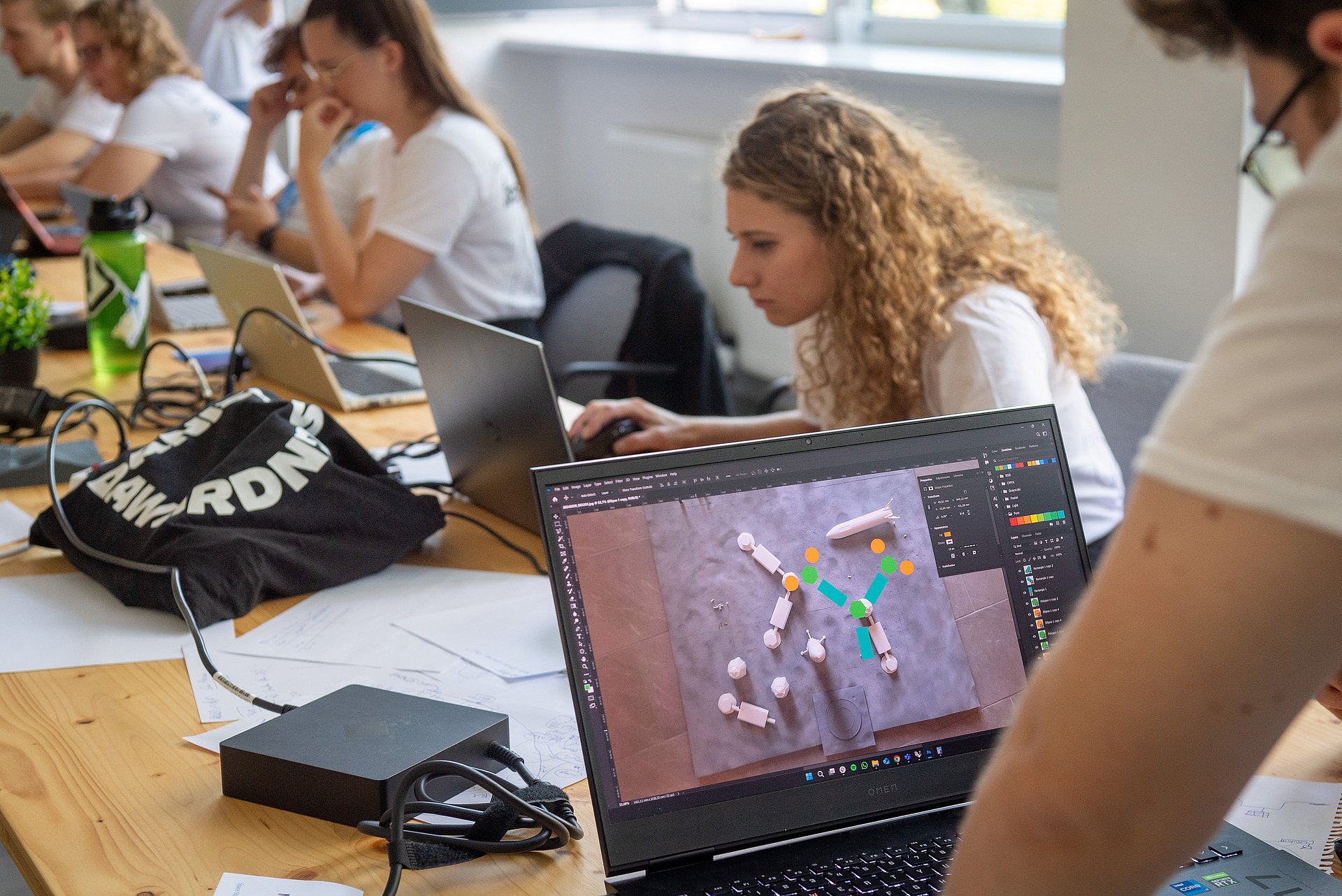 Team Weiß arbeitet an der Modellierung ihres Modell