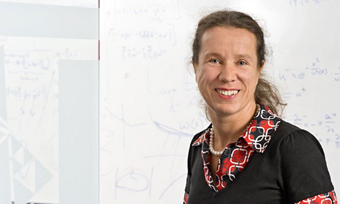 Mit einer „optischen Pinzette“ misst Marco Grison die Wechselwirkungen zwischen zwei Proteinen – Bild: Uli Benz / TUM