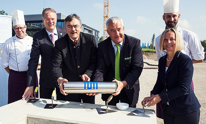 Garchings Erster Buergermeister, Dr. Gruchmann, TUM-Praesident Prof. W. A. Herrmann, Wissenschaftsminister Dr. Spaenle und Dr. Wurzer-Faßnacht Geschäftsführerin des Studentenwerks Muenchen, sowie die Mensa-Betriebsleiter Walder (li) und Weißenbeck - Foto: Silvie Tillard