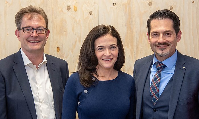 Facebook-COO Sheryl Sandberg mit TUM-Vizepräsident Prof. Thomas Hofmann und Projektkoordinator Prof. Christoph Lütge (l.)  auf der Konferenz "Digital-Life Design" in München. (Bild: Heddergott / TUM)