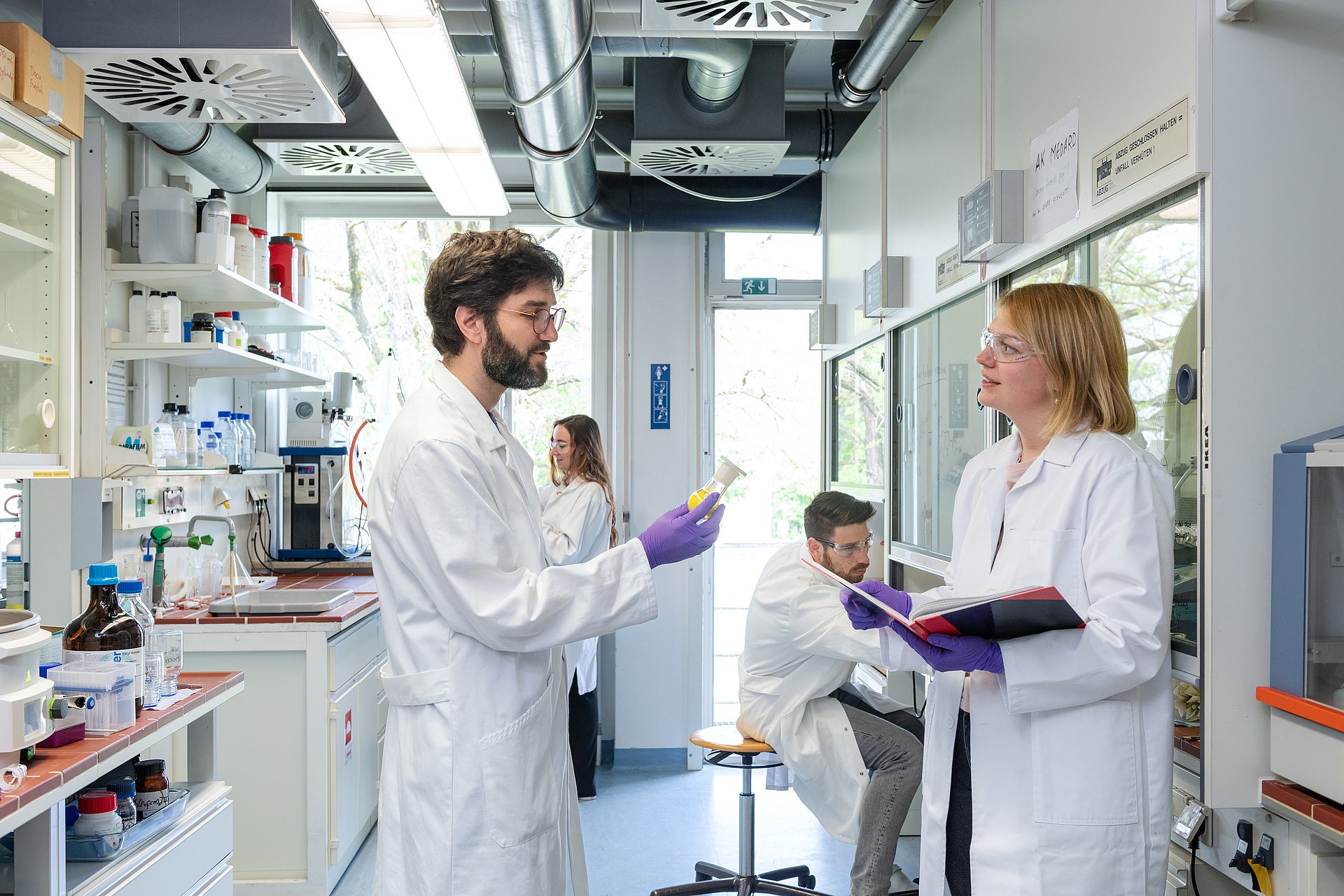 Dr. Guillaume Médard vom Lehrstuhl fuer Proteomik und Bioanalytik im Labor mit seiner Forschungsgruppe bei einer Besprechung.