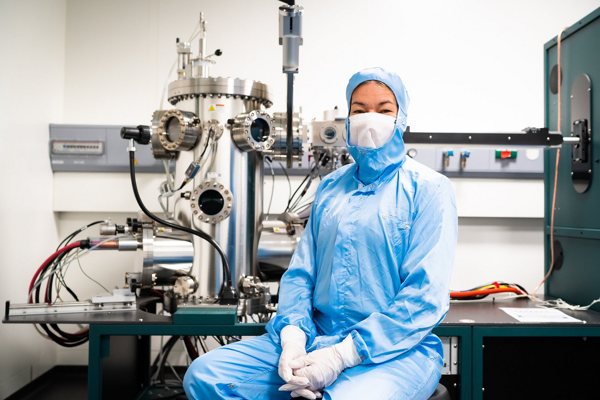Eva Weig in front of the machine used to evaporate different metallic layers onto the chips via vapor deposition under ultrahigh vacuum. 