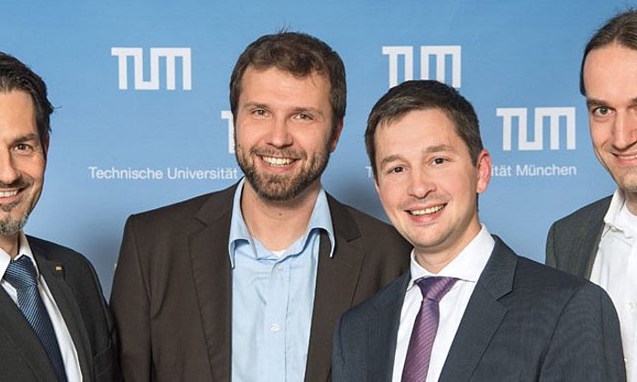 Vice President Thomas Hofmann congratulates the start-up founders Andreas Schuster, Andreas Sichert and Richard Aumann.