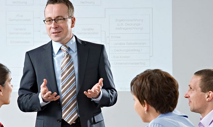 Prof. Gunther Friedl mit Studierenden