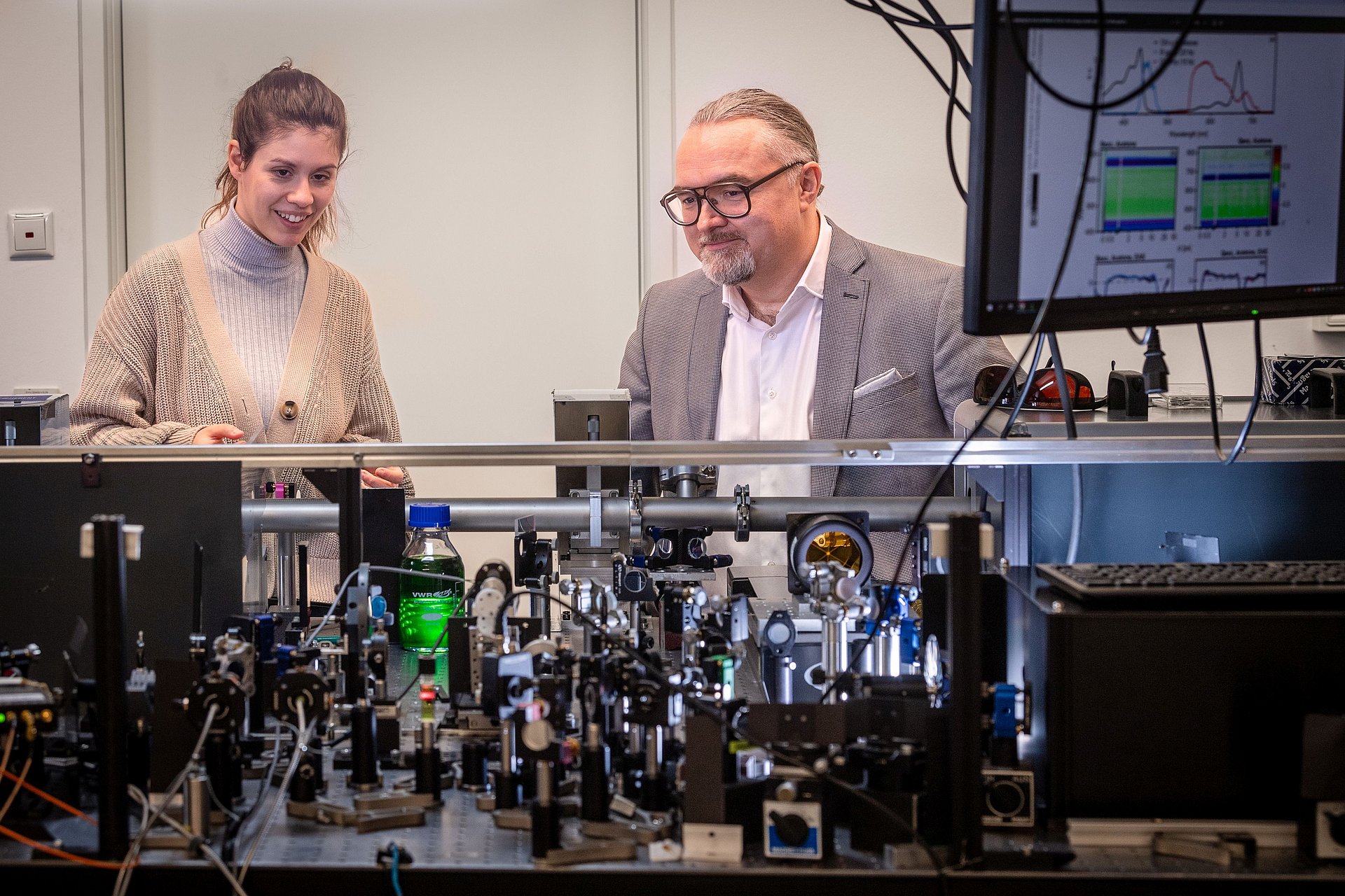 Erstautorin Erika Keil und Prof. Jürgen Hauer im Labor.