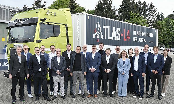 Zusammen erfolgreich: Vertreter der 12 Projektpartner des ATLAS-L4 Projektes bei der Abschlussveranstaltung in Penzing mit Ernst Stöckl-Pukall, Leiter des Referats „Digitalisierung und Industrie 4.0“ im Bundeswirtschaftsministerium (erste Reihe, zweiter von rechts).