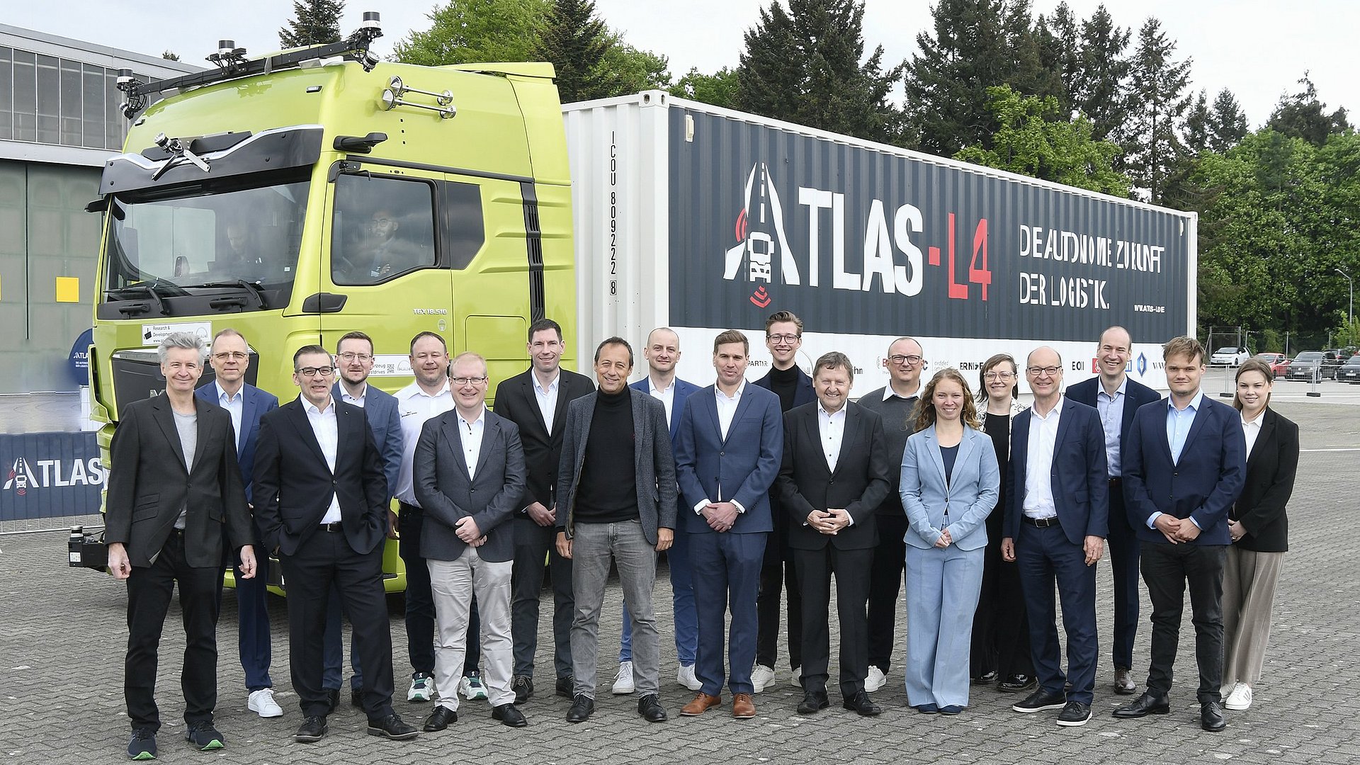 Zusammen erfolgreich: Vertreter der 12 Projektpartner des ATLAS-L4 Projektes bei der Abschlussveranstaltung in Penzing mit Ernst Stöckl-Pukall, Leiter des Referats „Digitalisierung und Industrie 4.0“ im Bundeswirtschaftsministerium (erste Reihe, zweiter von rechts).