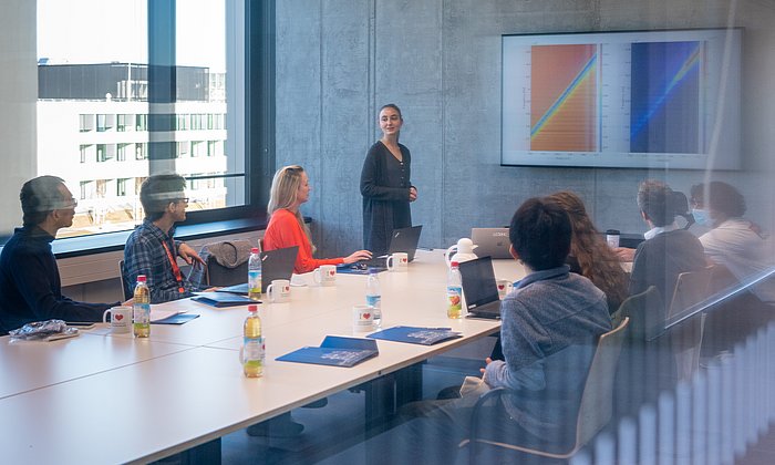 Studierende und Forschende in einem Seminarraum. 