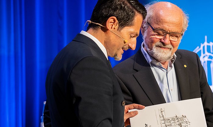 TUM president Prof. Thomas F. Hofmann presents the golden jubilee certificate to Nobel laureate Prof. Erwin Neher.