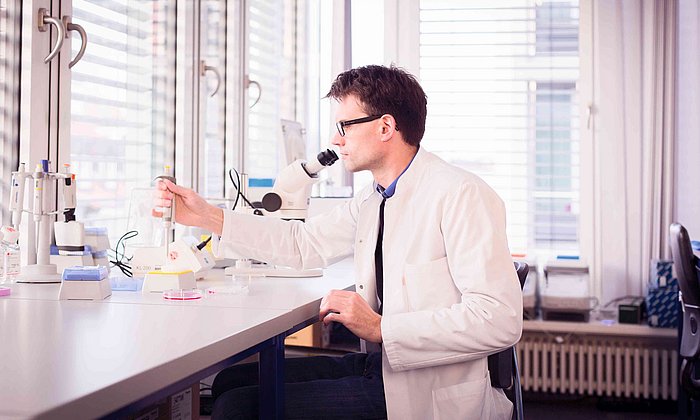 Professor Thomas Korn im Labor. 