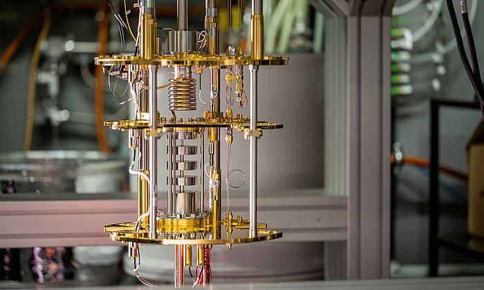 Das Bild zeigt die Kühlstrukturen eines geöffneten Quantencomputers.