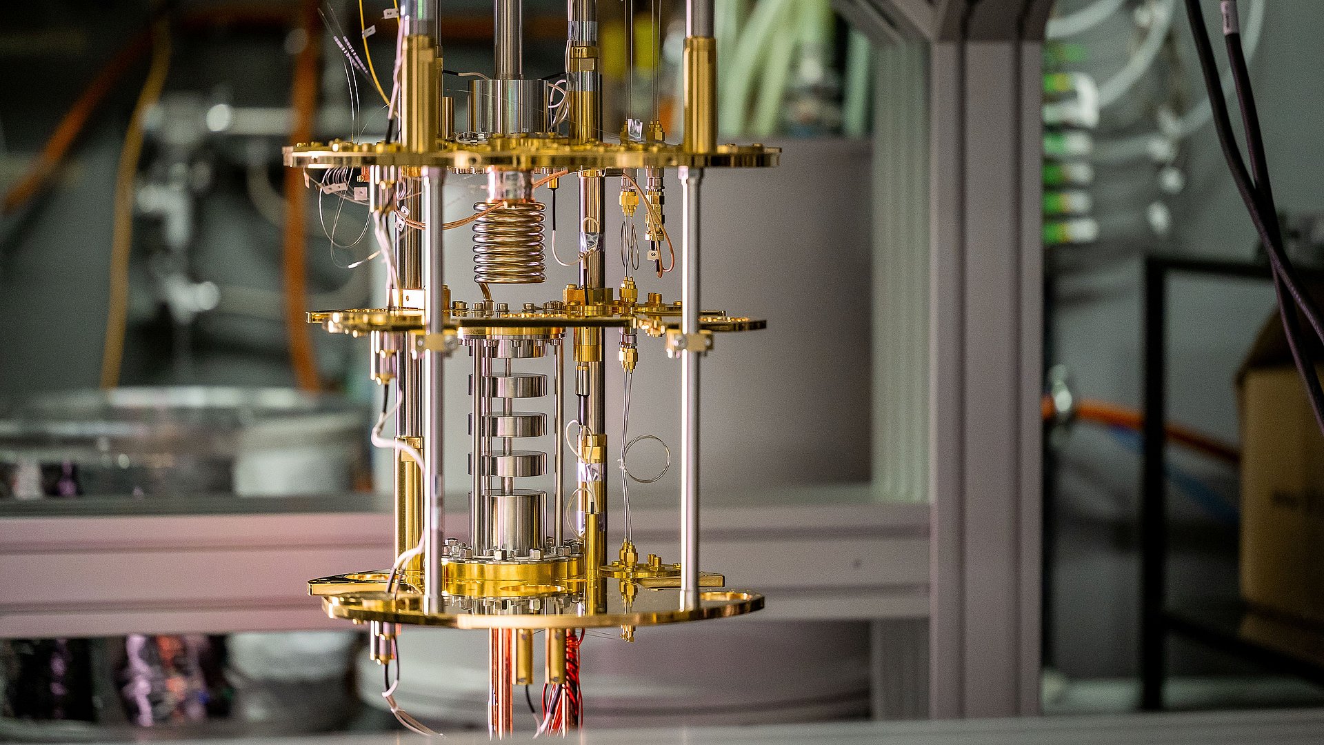 Das Bild zeigt die Kühlstrukturen eines geöffneten Quantencomputers.