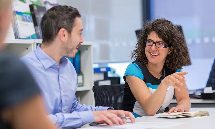 Alyssa Gilbert, Director of Innovation am Grantham Institute for Climate Change, Imperial College London, bei einer Diskussion.