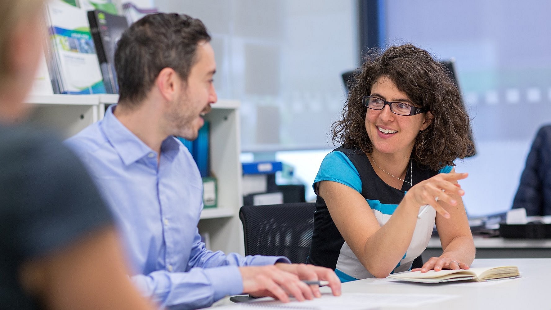 Alyssa Gilbert, Director of Innovation am Grantham Institute for Climate Change, Imperial College London, bei einer Diskussion.