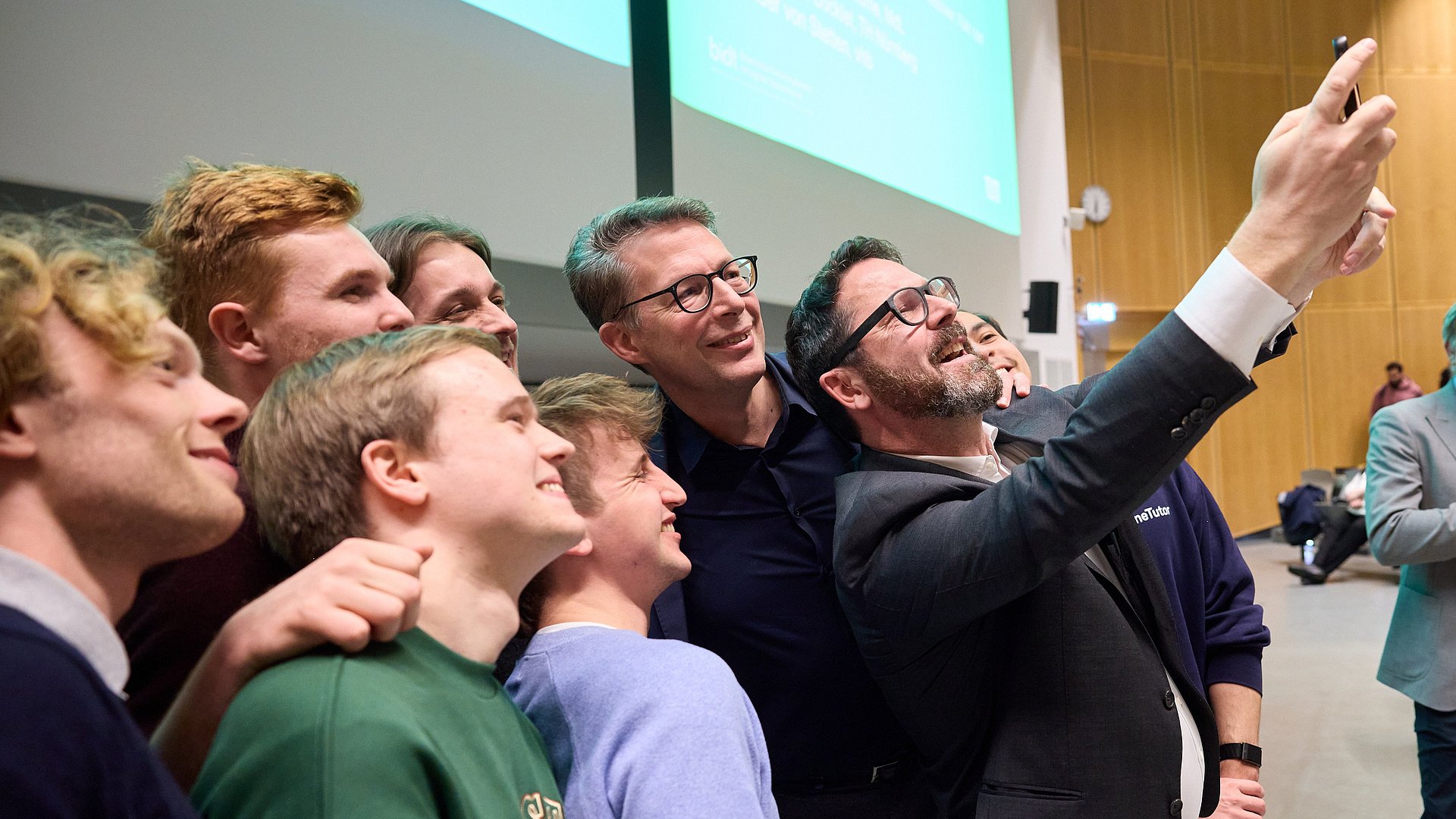 Wissenschaftsminister Markus Blume mit Prof. Pretschner und den Gründern von OneTutor.