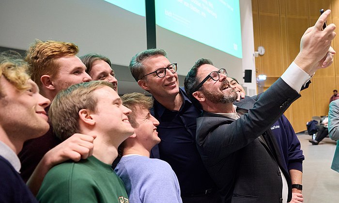 Wissenschaftsminister Markus Blume mit Prof. Pretschner und den Gründern von OneTutor.