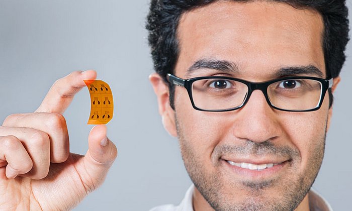 Dr. Alaa Abdellah zeigt flexible Gassensoren. (Foto: U. Benz/TUM)