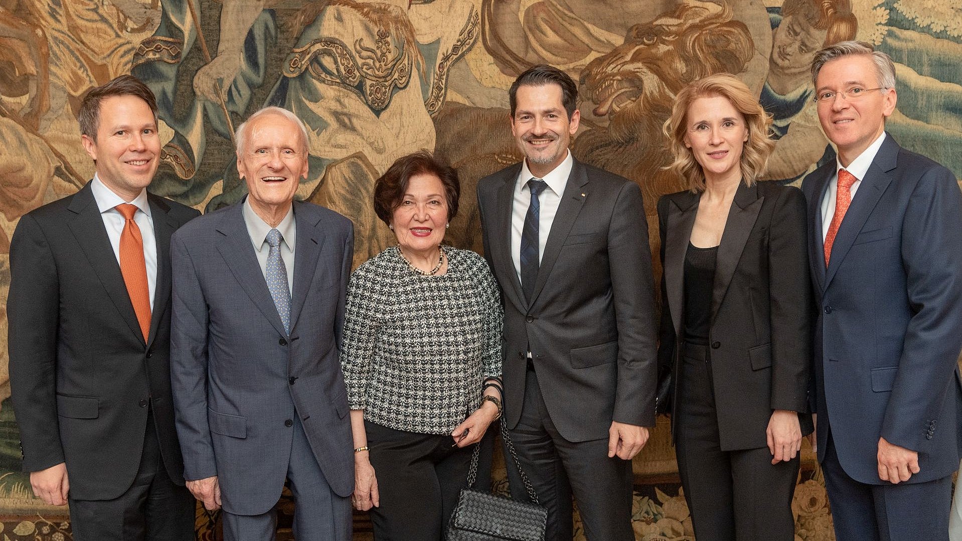 The Busch family at the 2019 TUM Awards Dinner. Dr.-Ing. Karl Busch (2nd from l.) and his daughter Ayla (2nd from r.), and President Thomas F. Hofmann (3rd from r.).