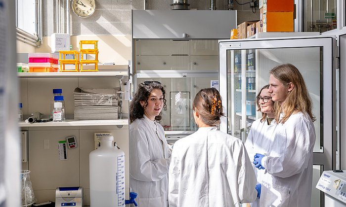 Studierende im Labor