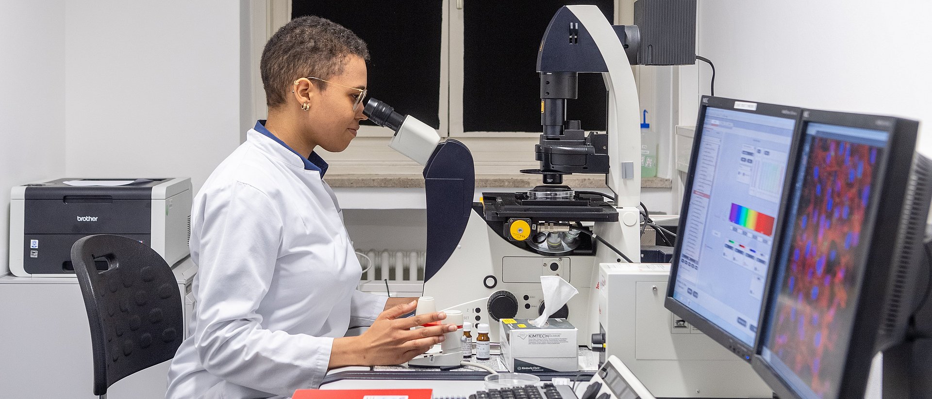 Wissenschaftlerin am Mikroskop im Labor. 