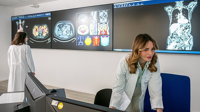 Forscherinnen werten mit KI medizinische Bilder aus.