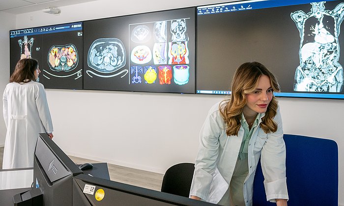 Forscherinnen werten mit KI medizinische Bilder aus.